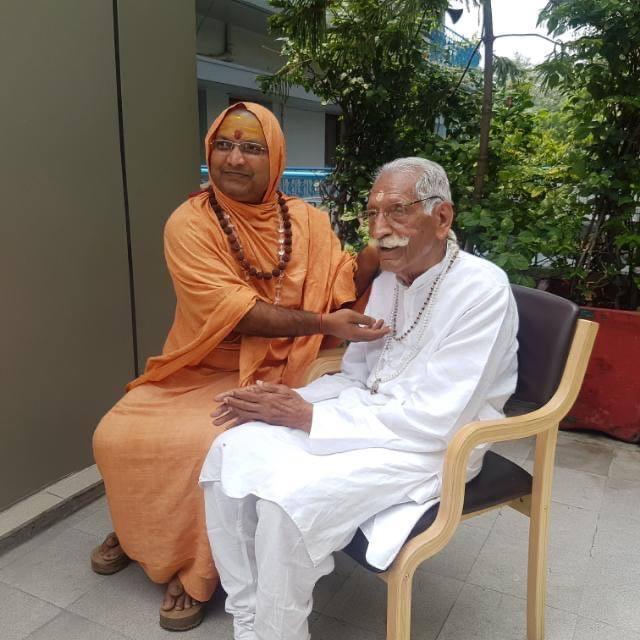 Guruji in conversation with a revered elder devotee — एक आदरणीय वरिष्ठ भक्त के साथ वार्तालाप करते गुरुजी
